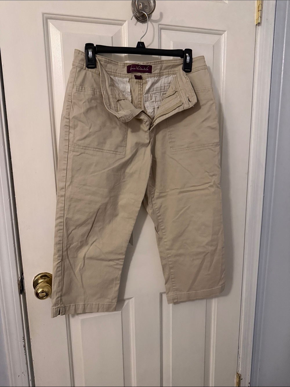 Women’s khaki capris – Gloria Vanderbilt